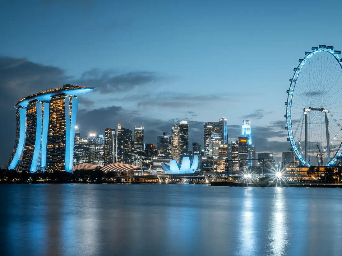 Singapore's Marina Bay skyline at night